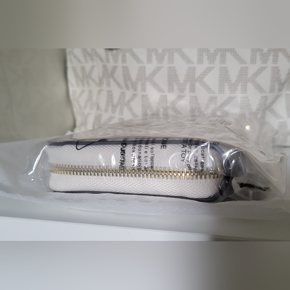 Michael Kors Beige and Gold Wallet - Picture 2 of 8